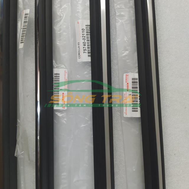Nẹp chân kính ngoài toyota altis 2002-2007 và altis 2008 - 2013. quý khách vui lòng chọn đời xe