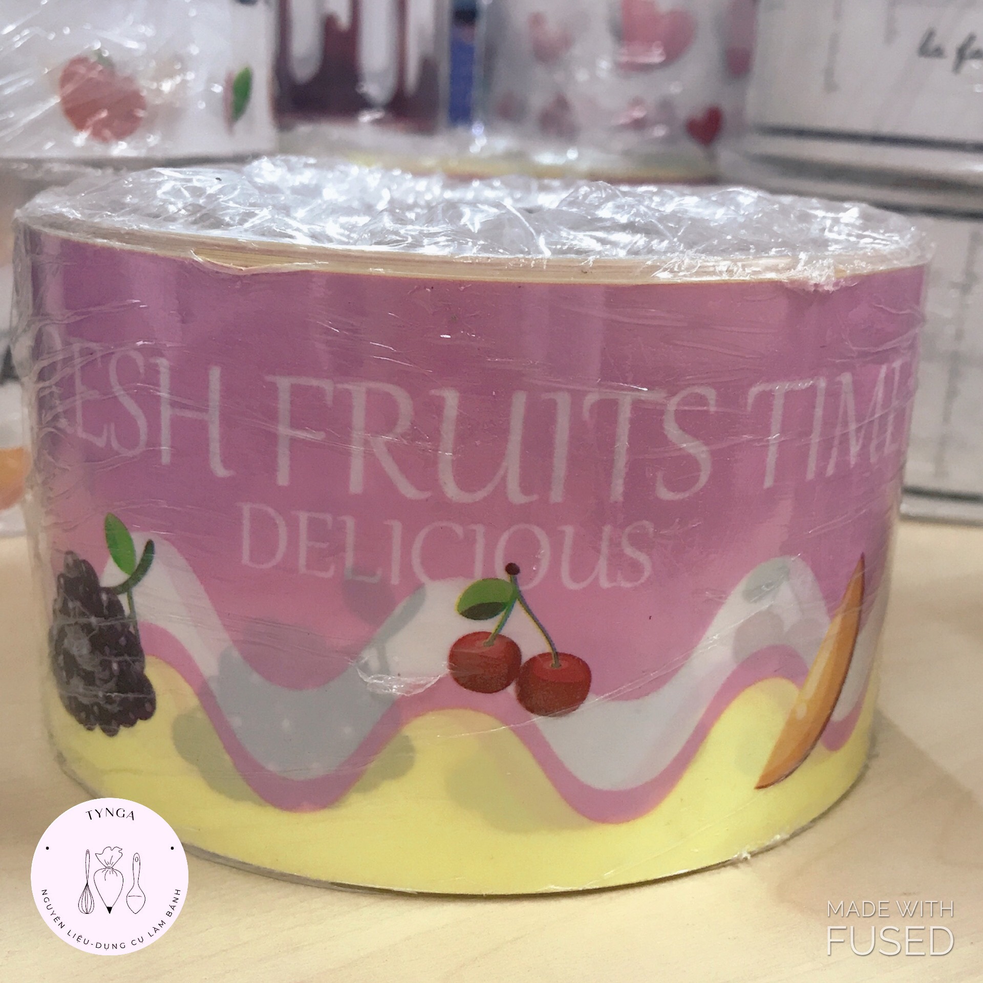 Cuộn mica quấn thành bánh mousse cao 8cm