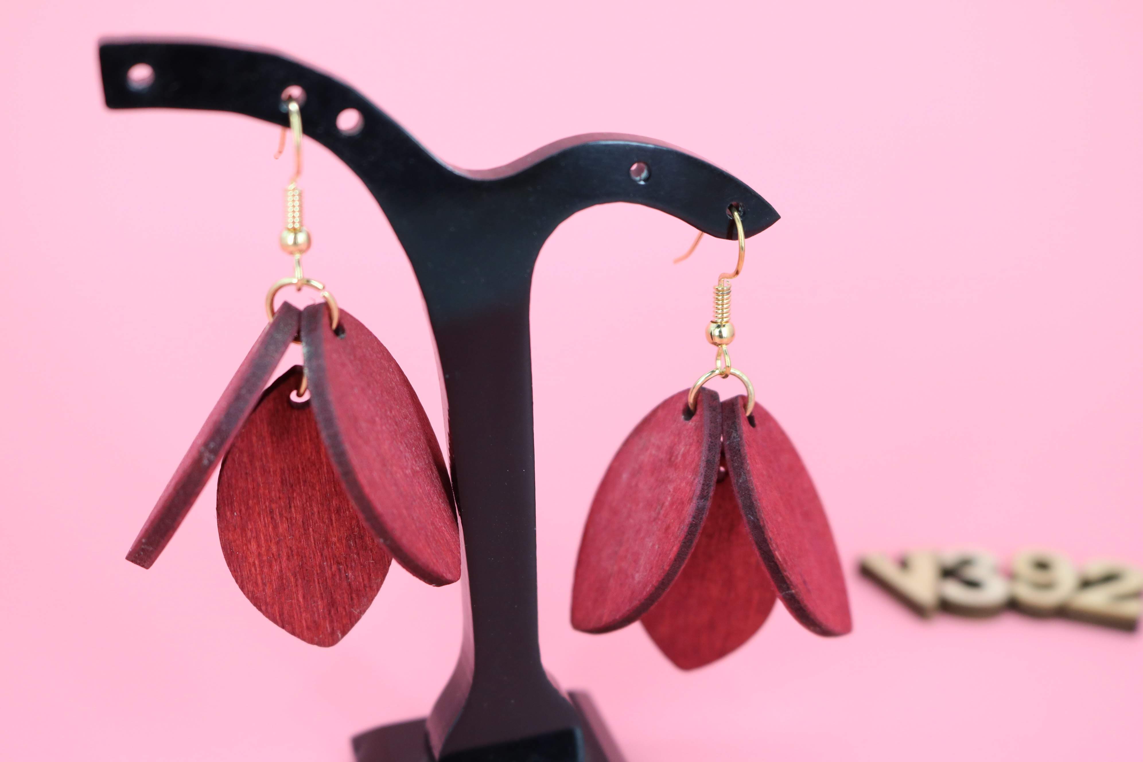 Bông tai chiếc lá bằng gỗ phong cách thổ dân boho - B981
