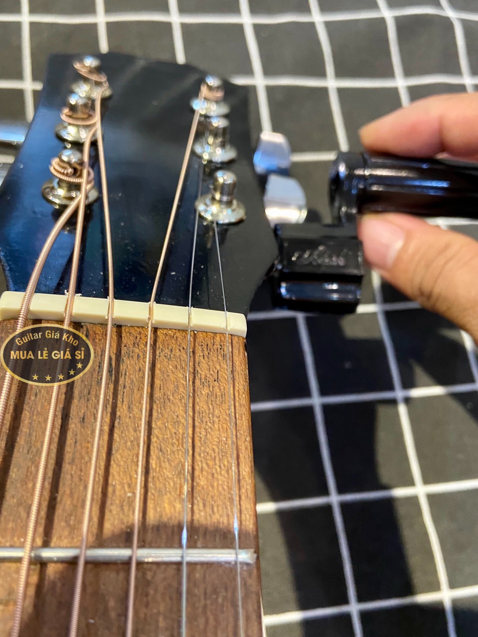 [HCM]Tay quay hỗ trợ thay dây đàn guitar