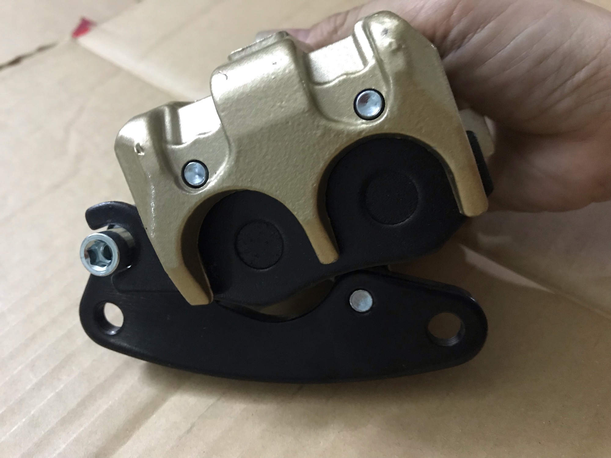 Heo dầu dưới xe Jupiter