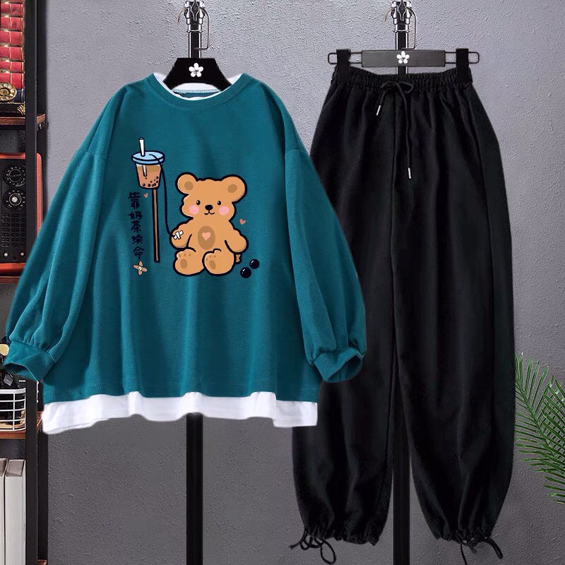 Sét áo sweater gấu truyền trà sữa phối gấu trắng, kèm quần bom dây rút.
