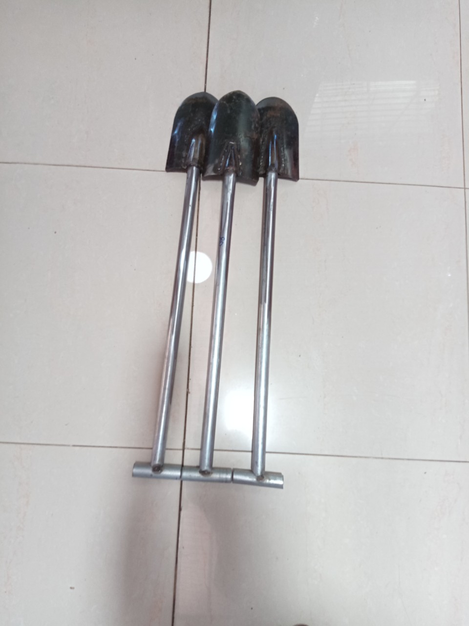 Xẻng làm vườn cán sắt -950gr