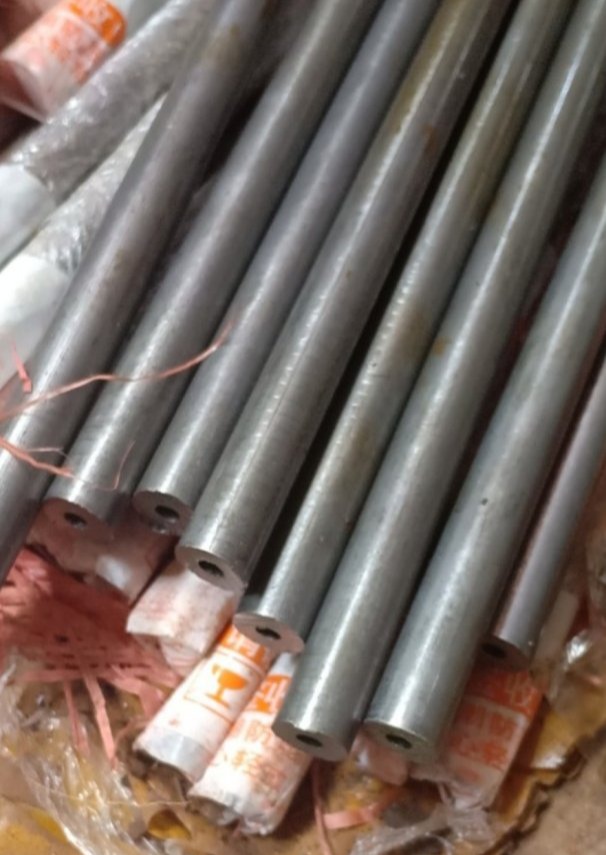 Trục con lăn băng chuyền thép trắng phi 12 lỗ 5.5mm dài 75cm