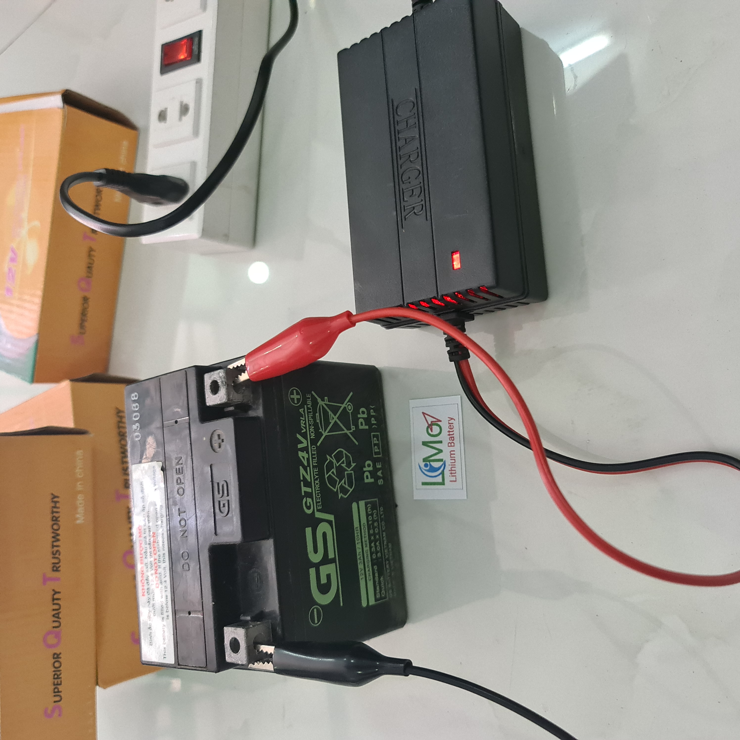 Sạc ac qui từ 2AH-20AH. Sạc acquy xe máy, sạc acquy oto. Nạp được cho tất cả các loại bình acquy nước và khô. Sạc acquy 12V-2A. Máy nạp điện tử acquy 12V và sạc pin 32650 có đèn báo đầy - LIMO