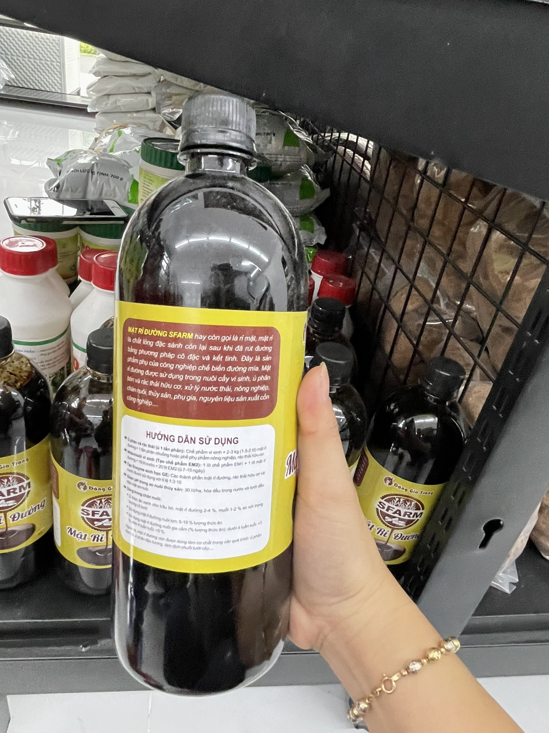 Mật rỉ đường Sfarm chai 1L chuyên dùng nuôi cấy vi sinh trichoderma ủ phân hữu cơ