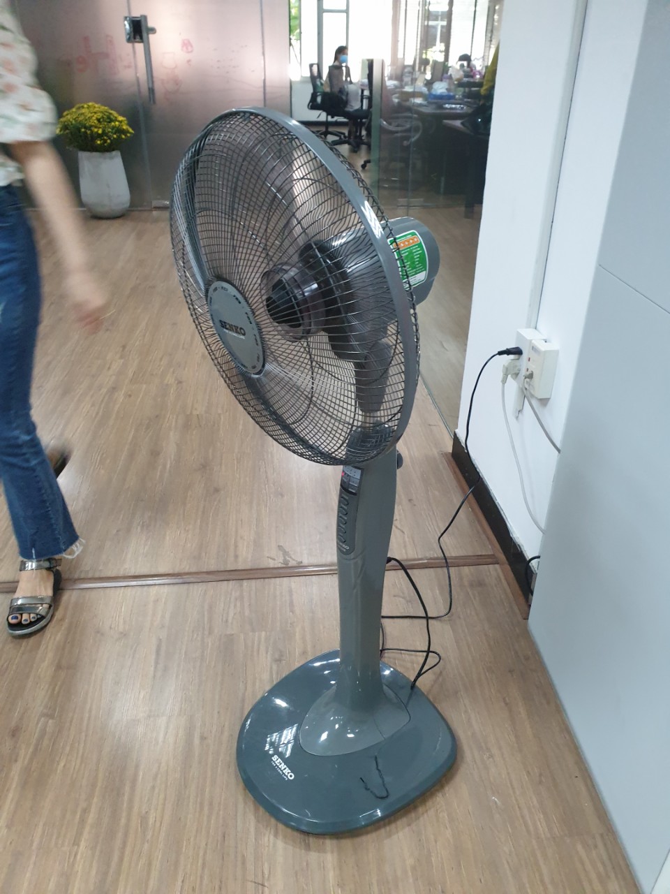 QUẠT ĐỨNG SENKO DR 1608 CÓ REMOTE CỰC MÁT.