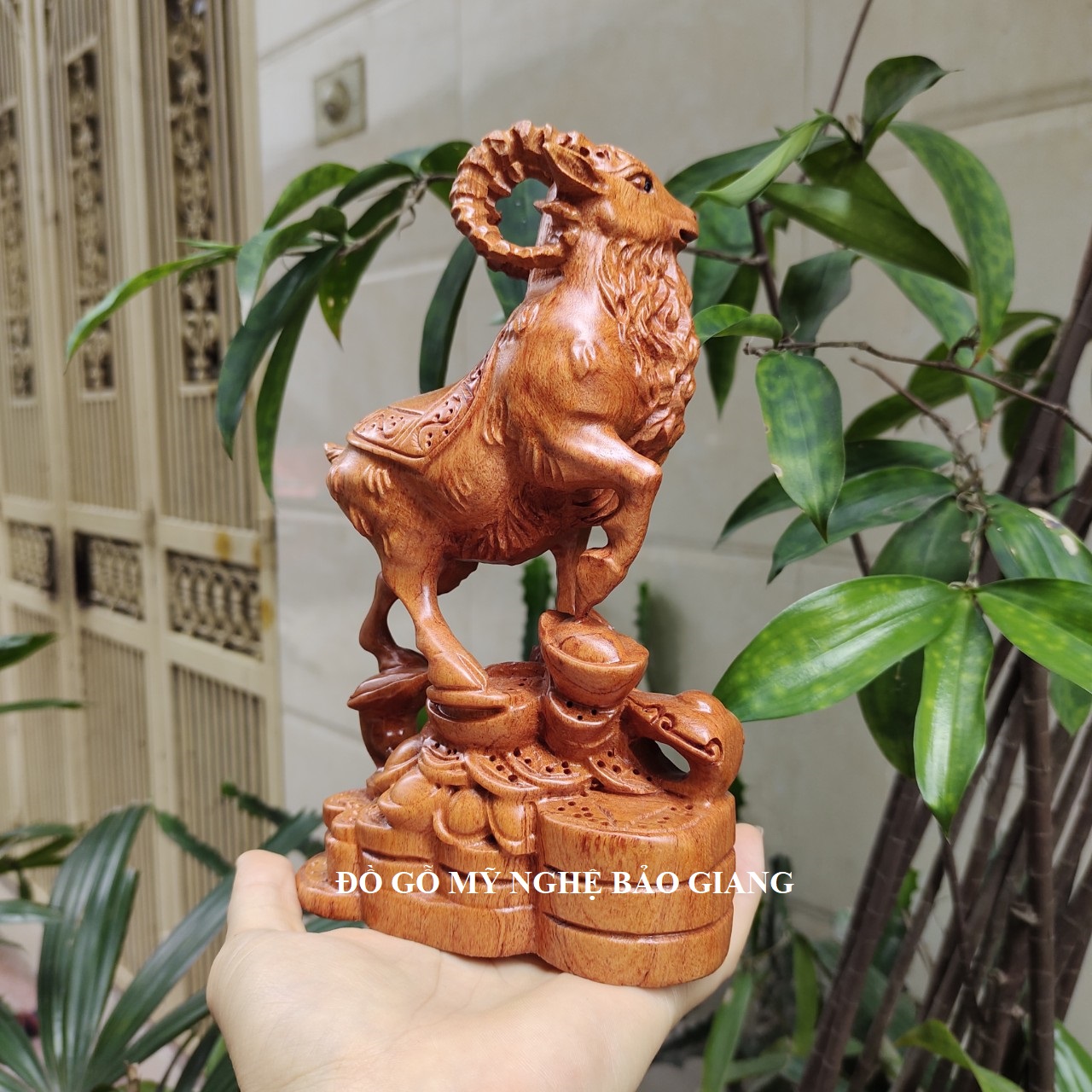 Tượng con dê gỗ hương cao 20 cm mẫu mới