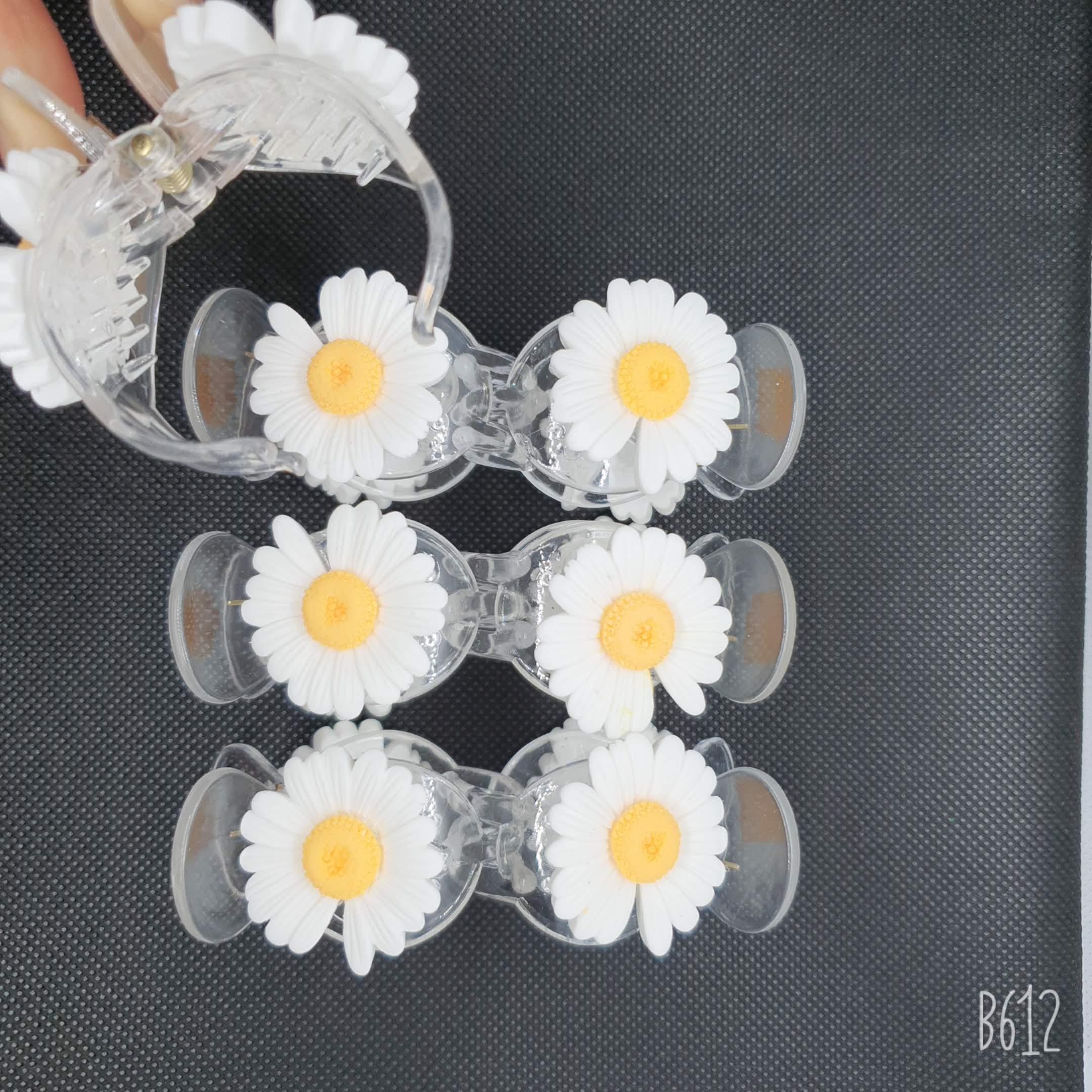 [HCM]Kẹp tóc càng cua 3 răng hoa cúc trắng