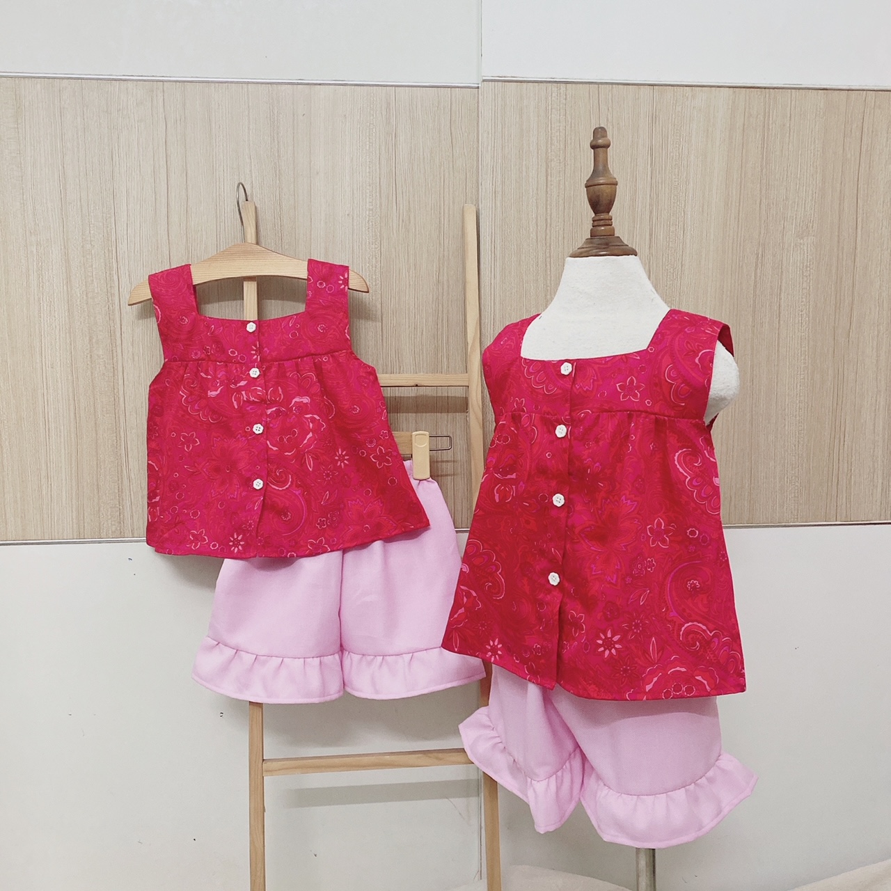 Set sát nách bé gái quần ngắn dạo phố