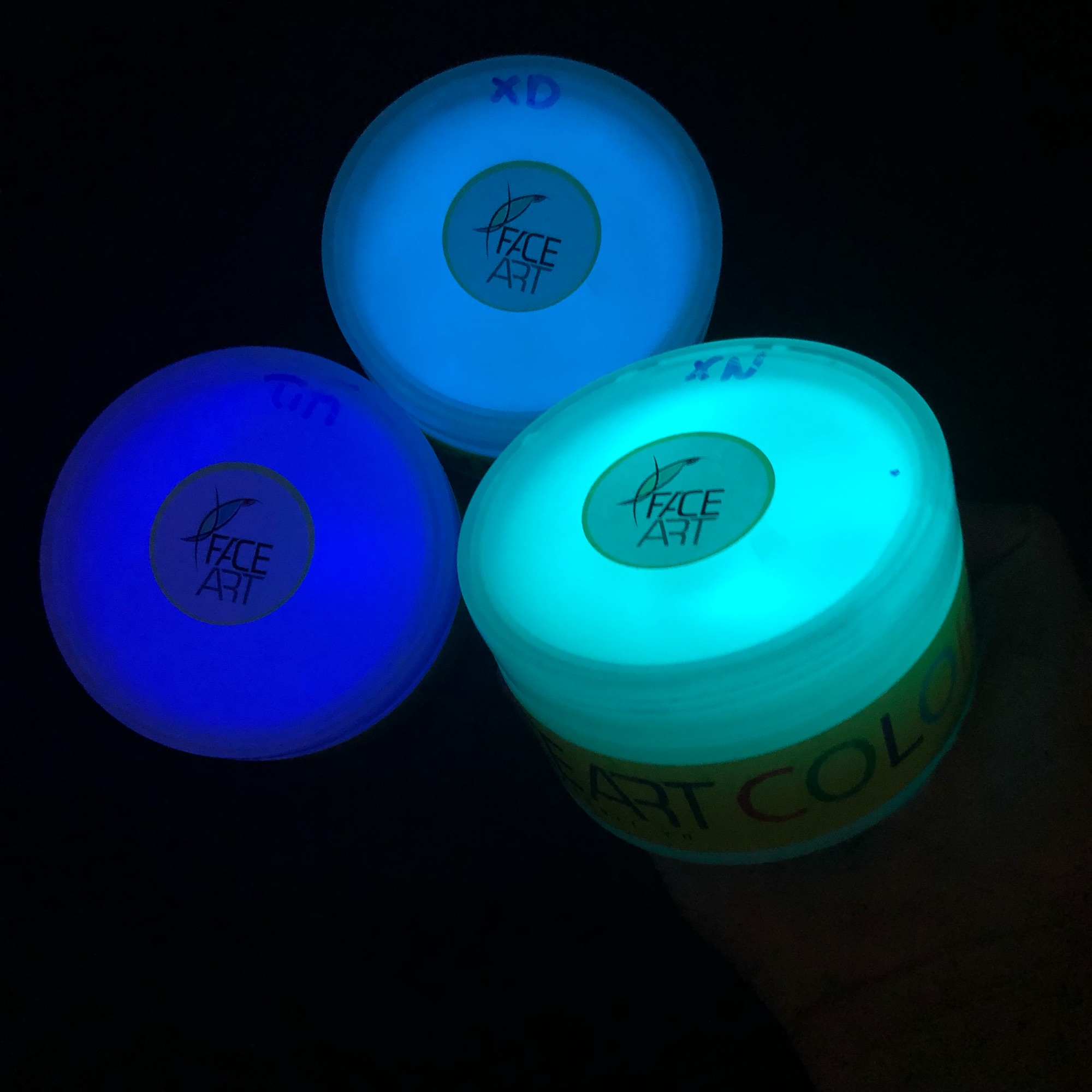 Sơn Acrylic Dạ quang Màu Xanh Ngọc - Dạ quang xanh Ngọc phát sáng trong bóng đêm sau khi được hấp thụ Ánh sáng