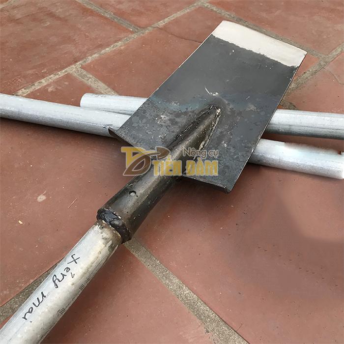 Xẻng đào cây làm vườn thép rèn thủ công.