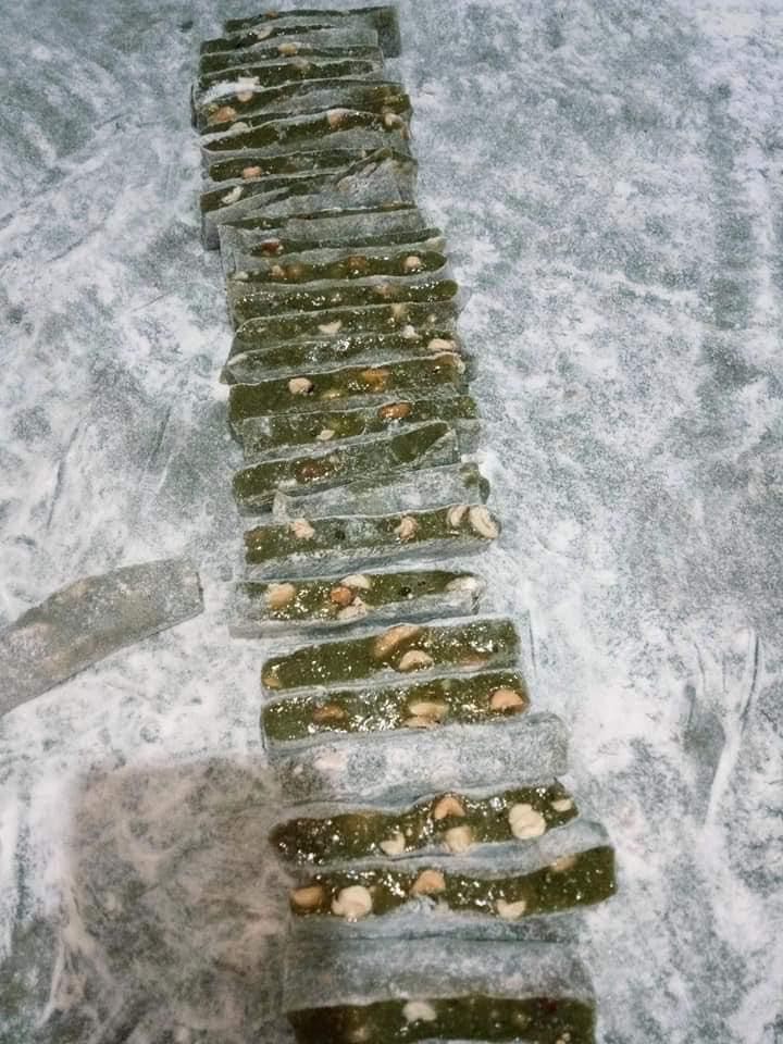 1KG CHÈ LAM LÁ DỨA  NHÀ LÀM