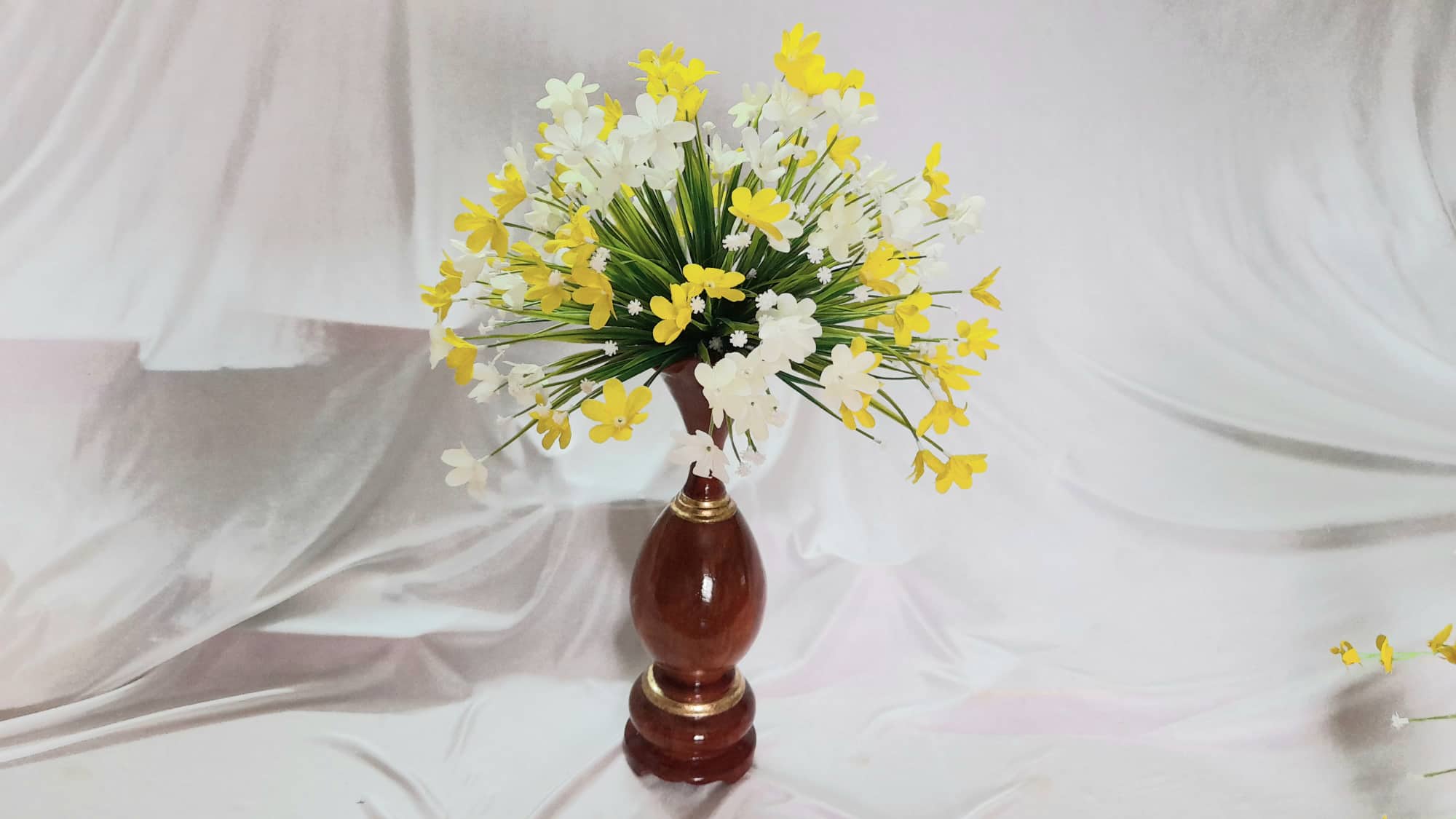 bình hoa thủy tiên gỗ xa cừ ( cả hoa bình cao 55 ngang 38)
