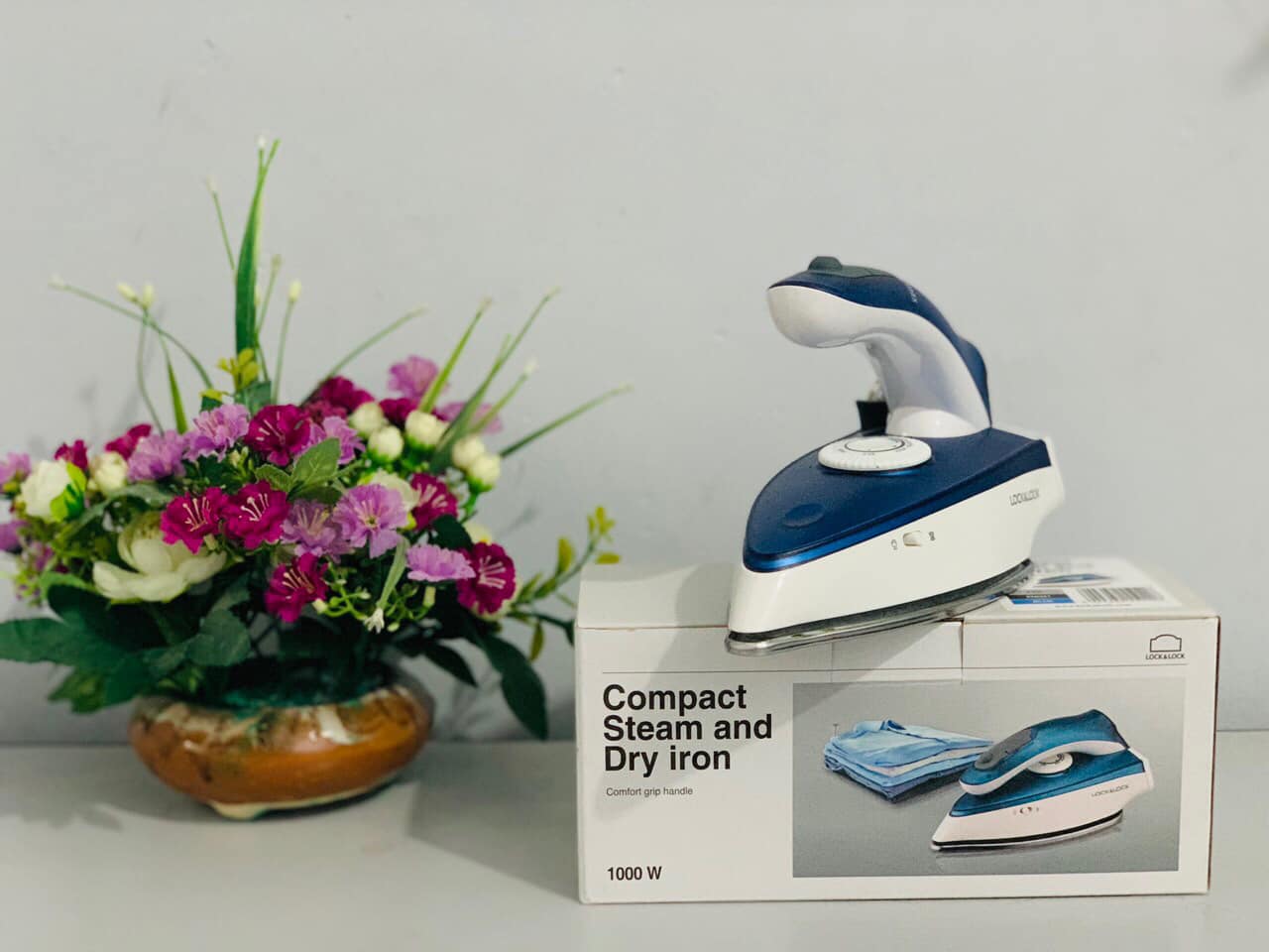 Bàn ủii mini (du lịch) hơi nước Lock&Lock ENI321 (1000W) gấp gọn