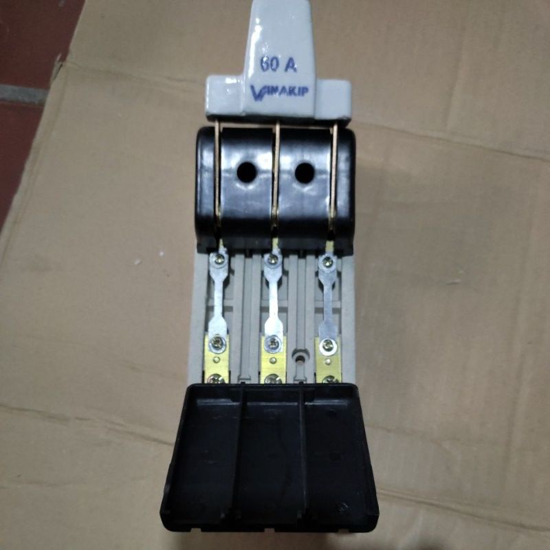 Cầu dao 3 pha 60a vinakip. Cực đúc. Đế sứ