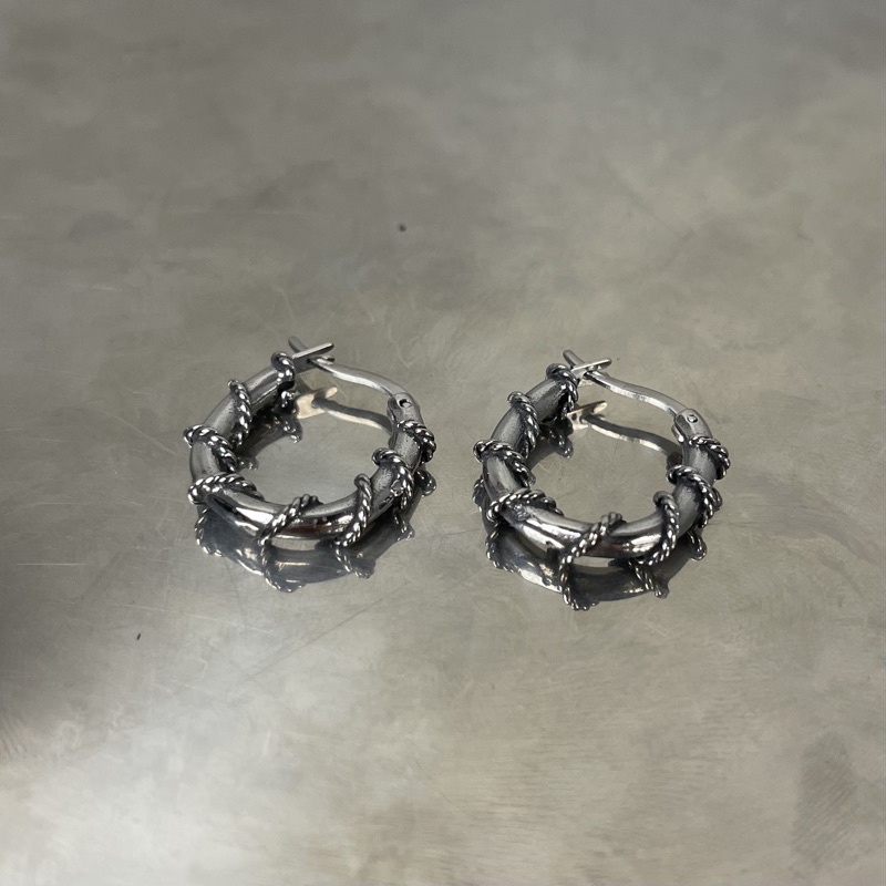Khuyên tai tròn kiểu chrome heart thép không gỉ