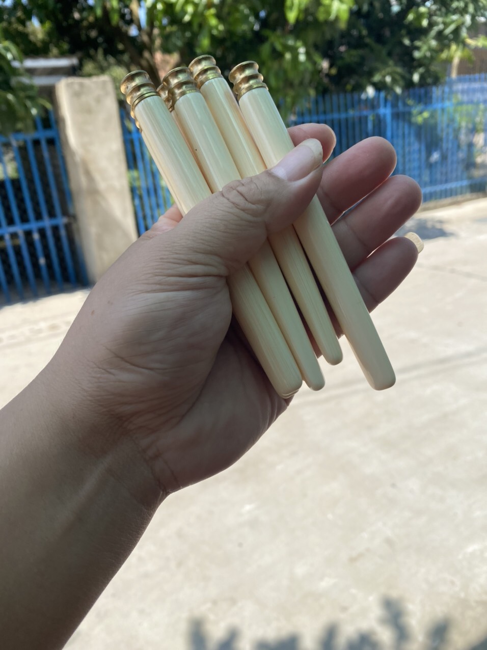 Dụng cụ hầu đồng, trang trí
