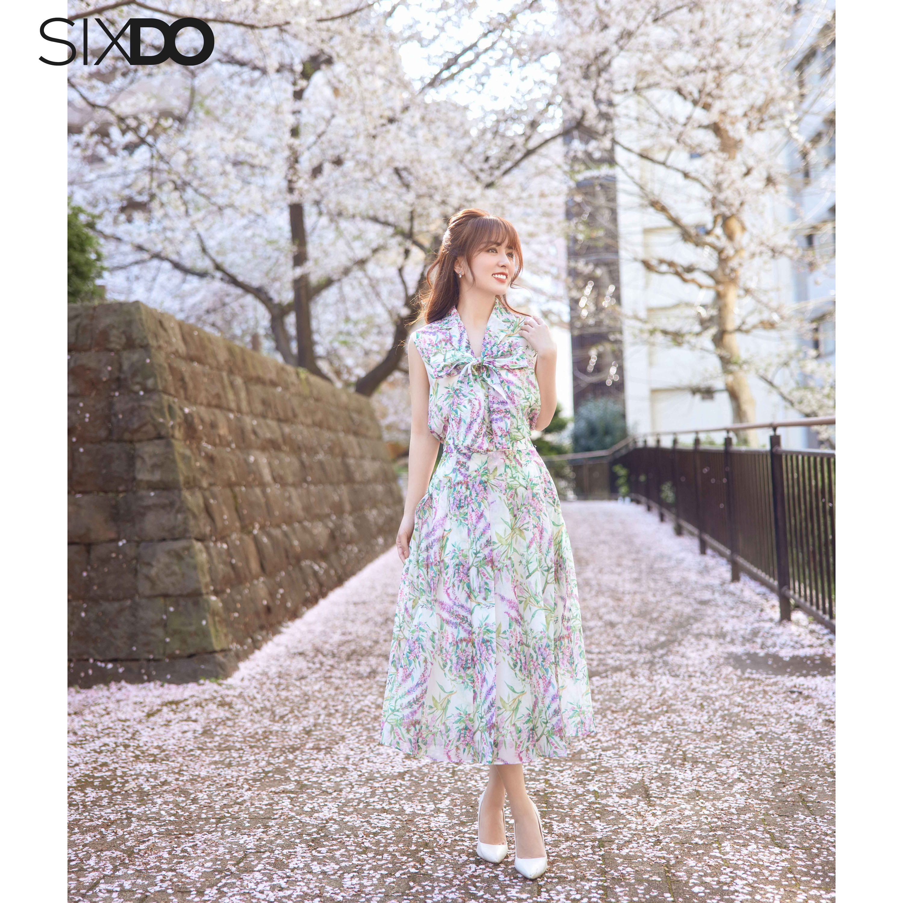 Áo hoa kiểu nữ sát nách nơ cổ SIXDO (White Floral Bowtie Top)