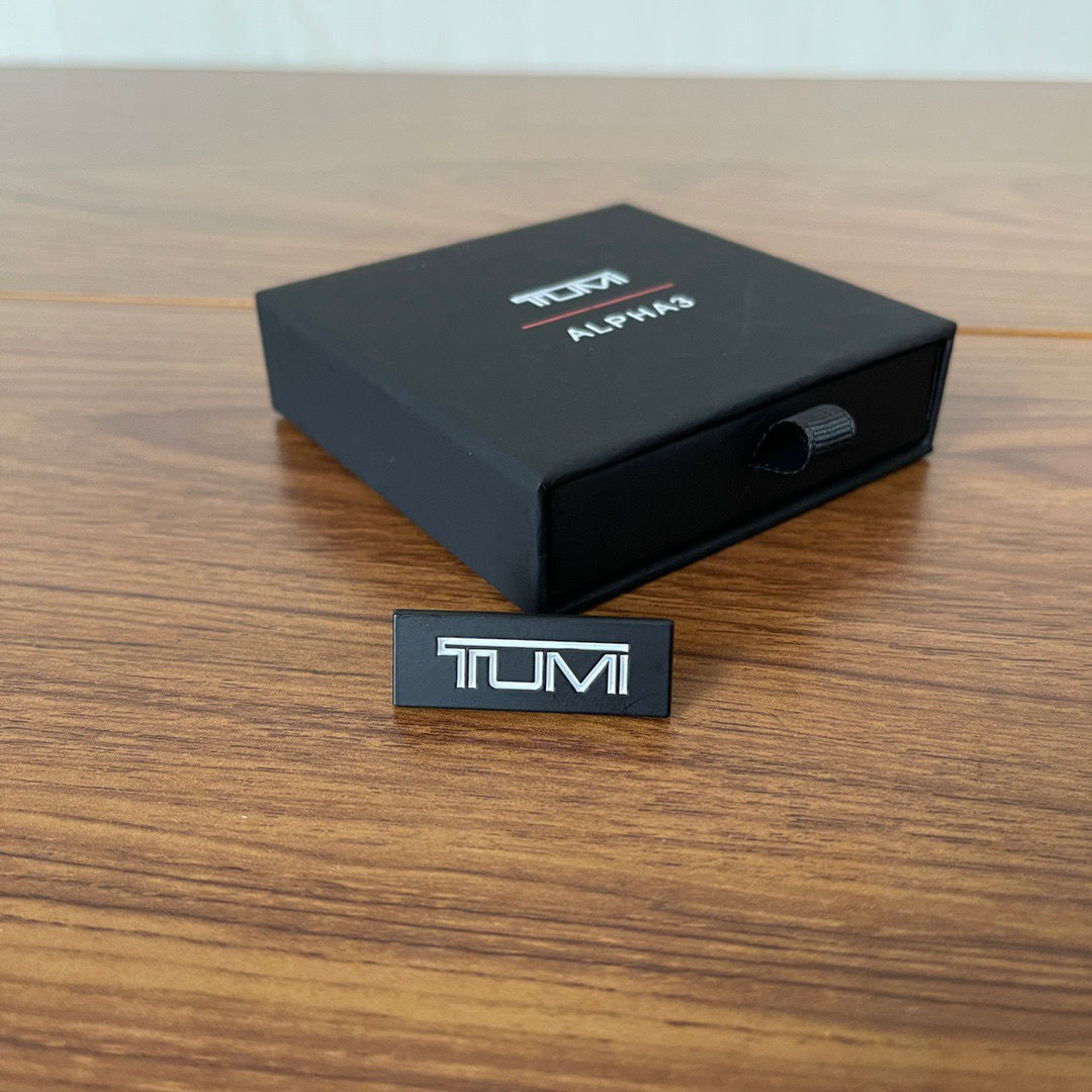 【free shipping】NEW TUMIˉClassic hardware badge sticker gift box!