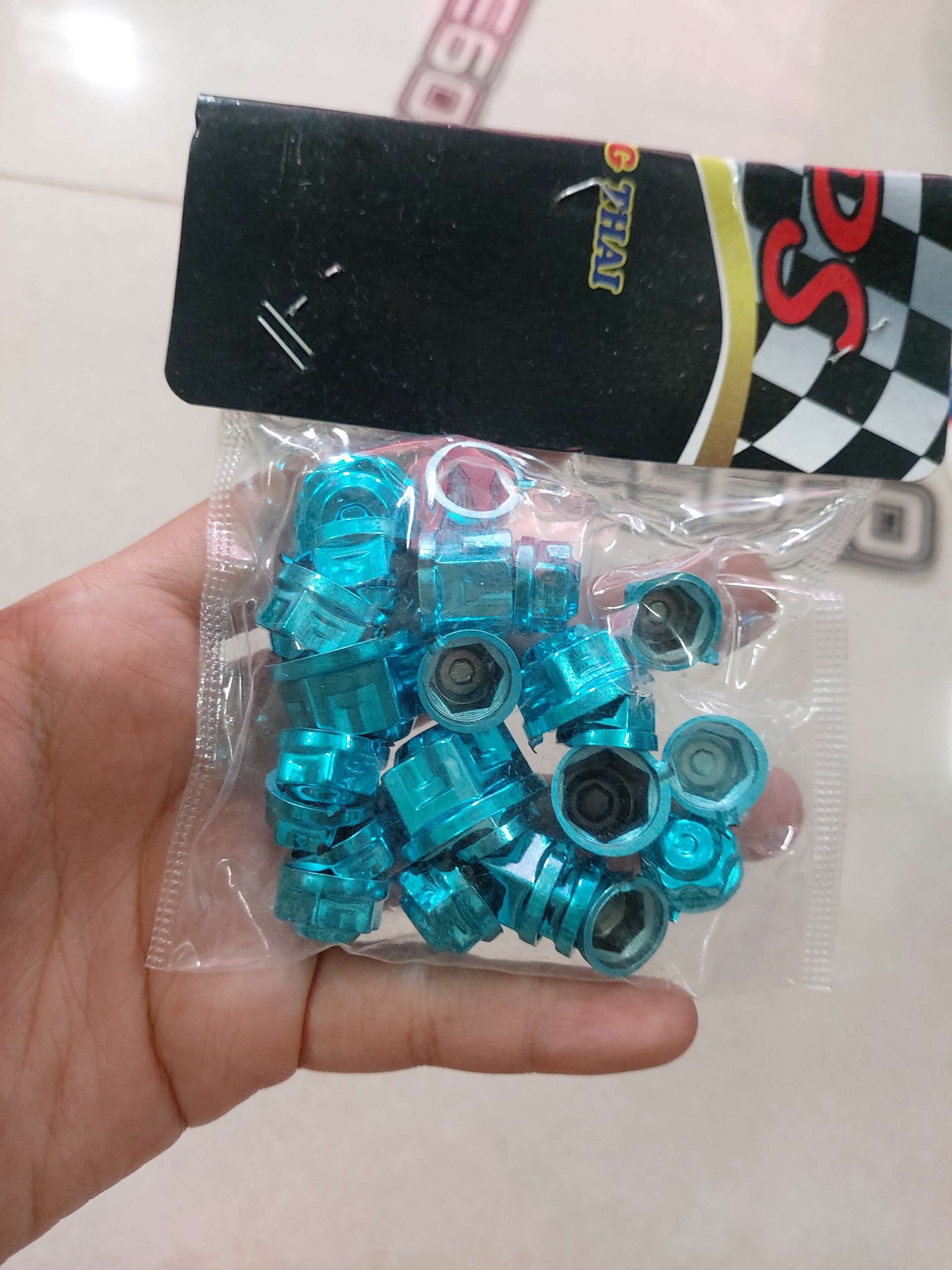 chụp ốc màu nhựa xi trang trí dán cho xe wave dream
