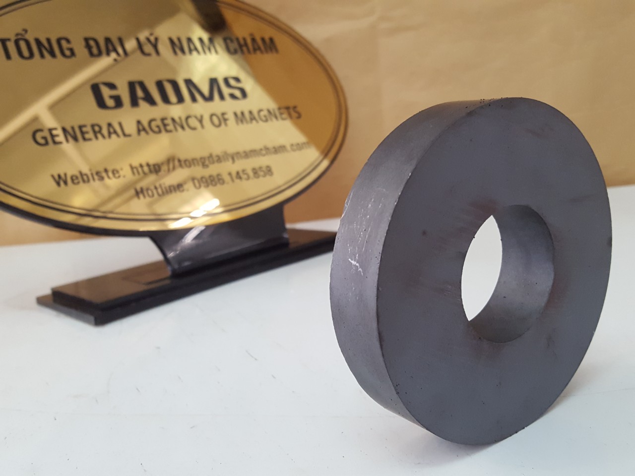 Nam châm đen 100x20 lỗ 40mm