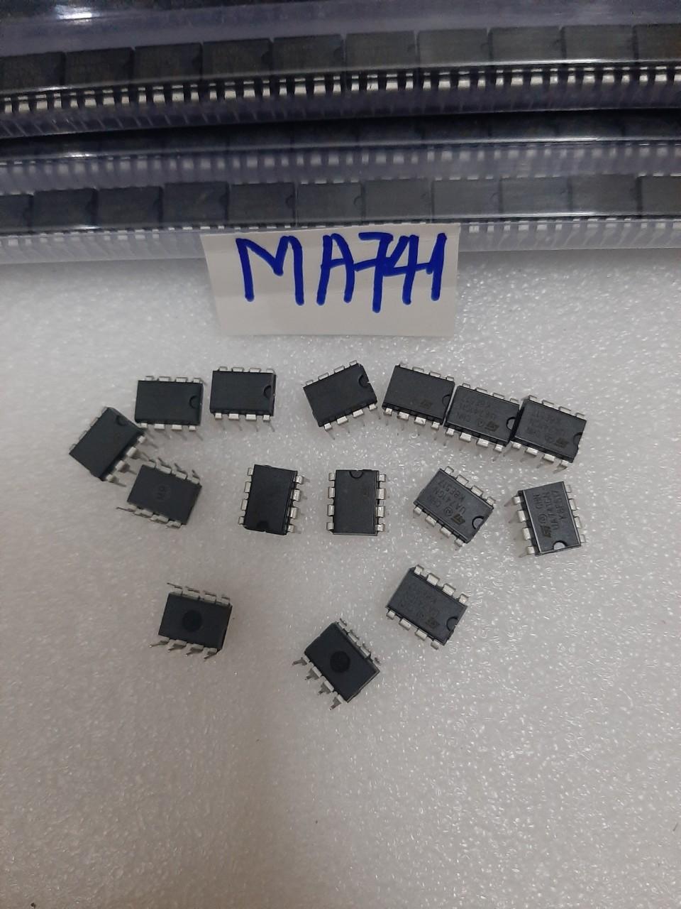 10 con IC UA741