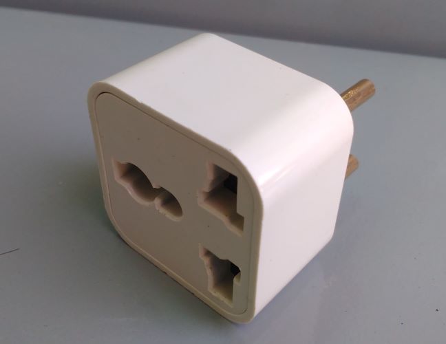 Phích cắm điện ominsu, phích chuyển đổi từ ổ cắm 3 chấu thành 2 chấu, đầu nối đa năng p22t giá rẻ.