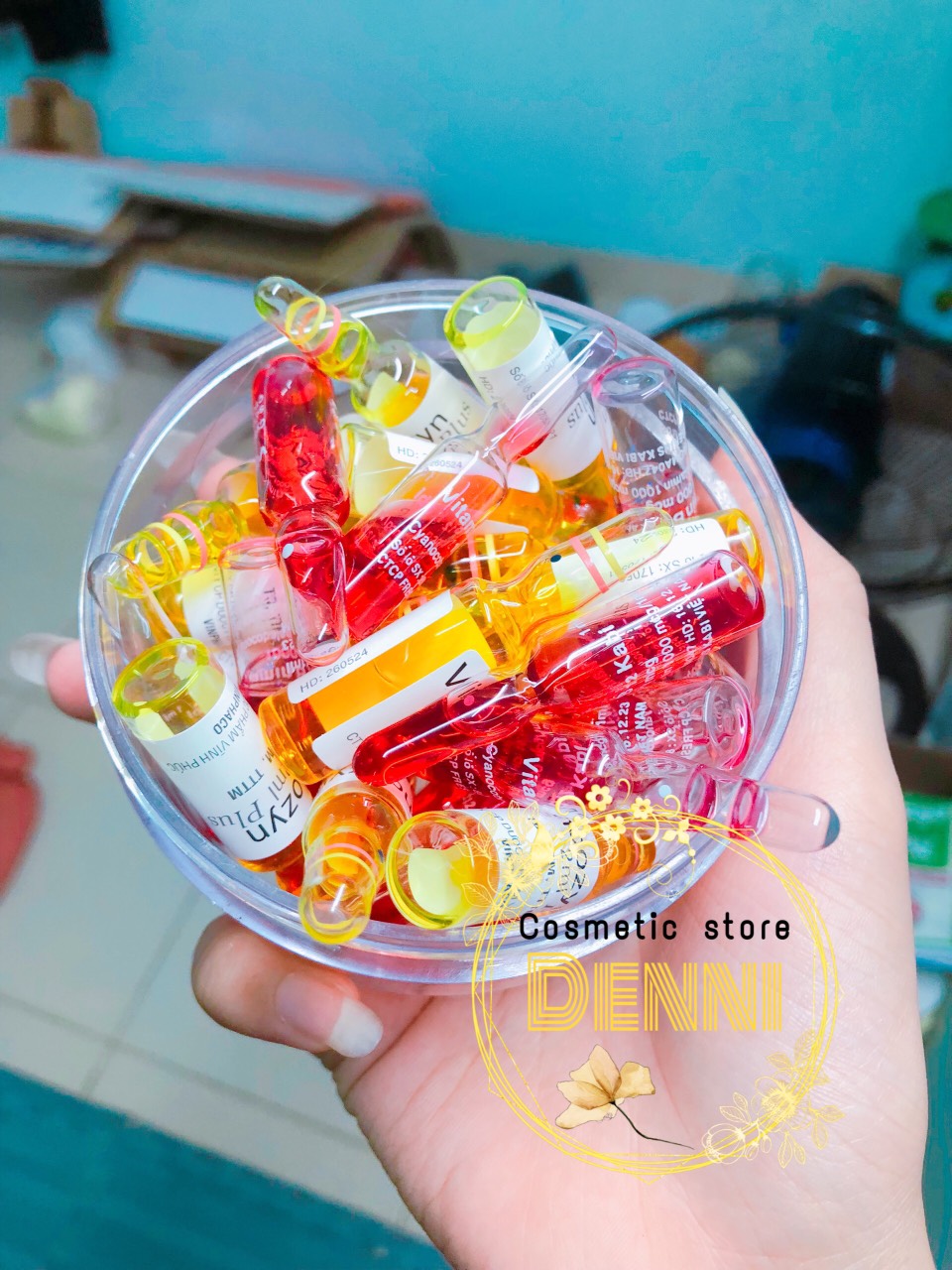 Lọ nước kích trắng màu đỏ và vàng pha kem