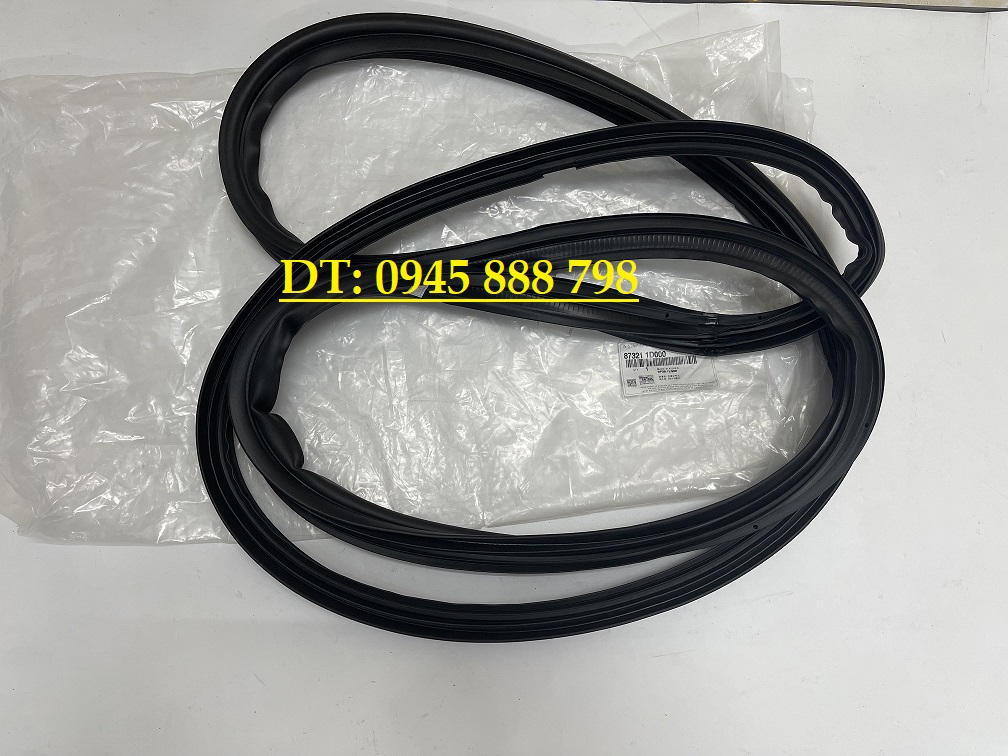 Gioang cốp sau Kia Caren