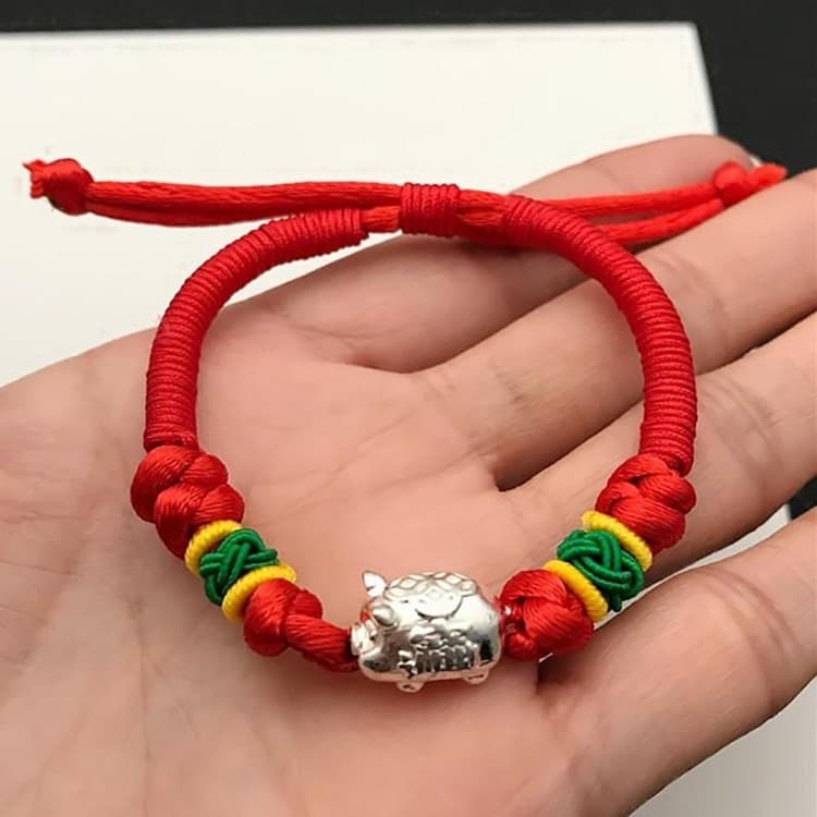 Vòng Tay Chỉ Đỏ Con Heo May Mắn Tài Lộc