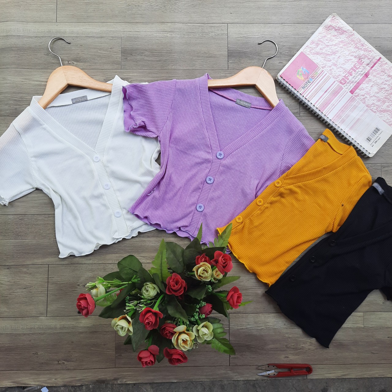 áo croptop đính 3 cúc giả thun gân