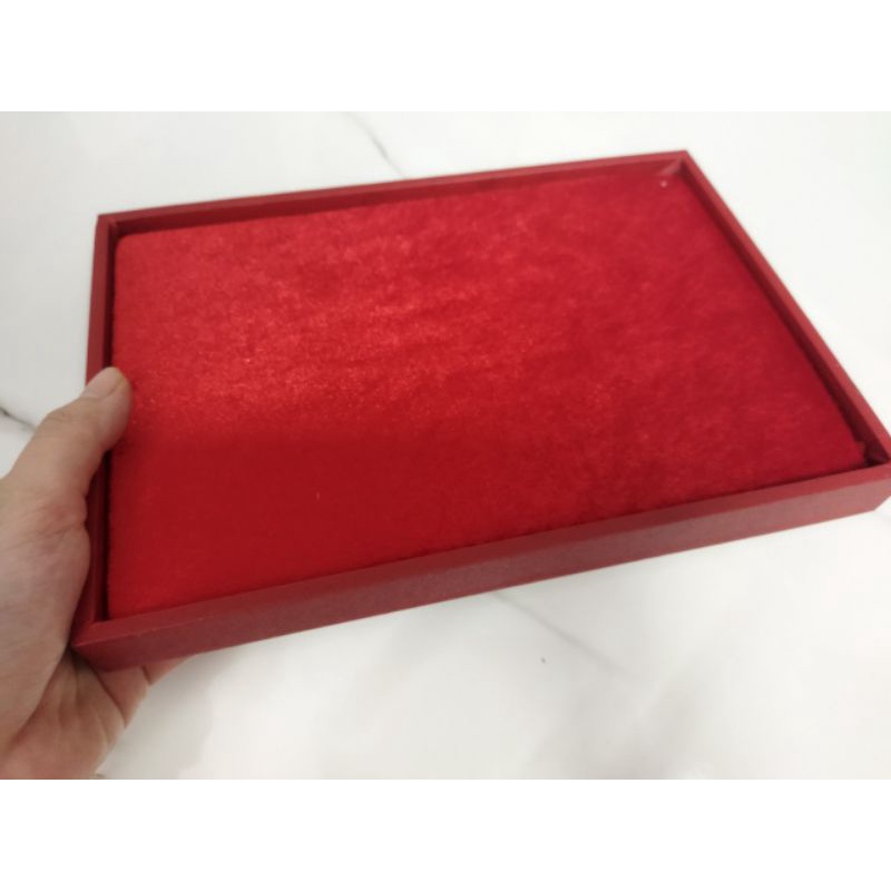 Mâm nhung bằng khung gỗ màu đỏ