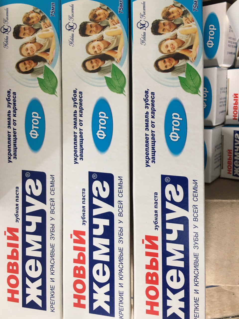 Kem đánh răng Nga Novy Zhemchug - Flo