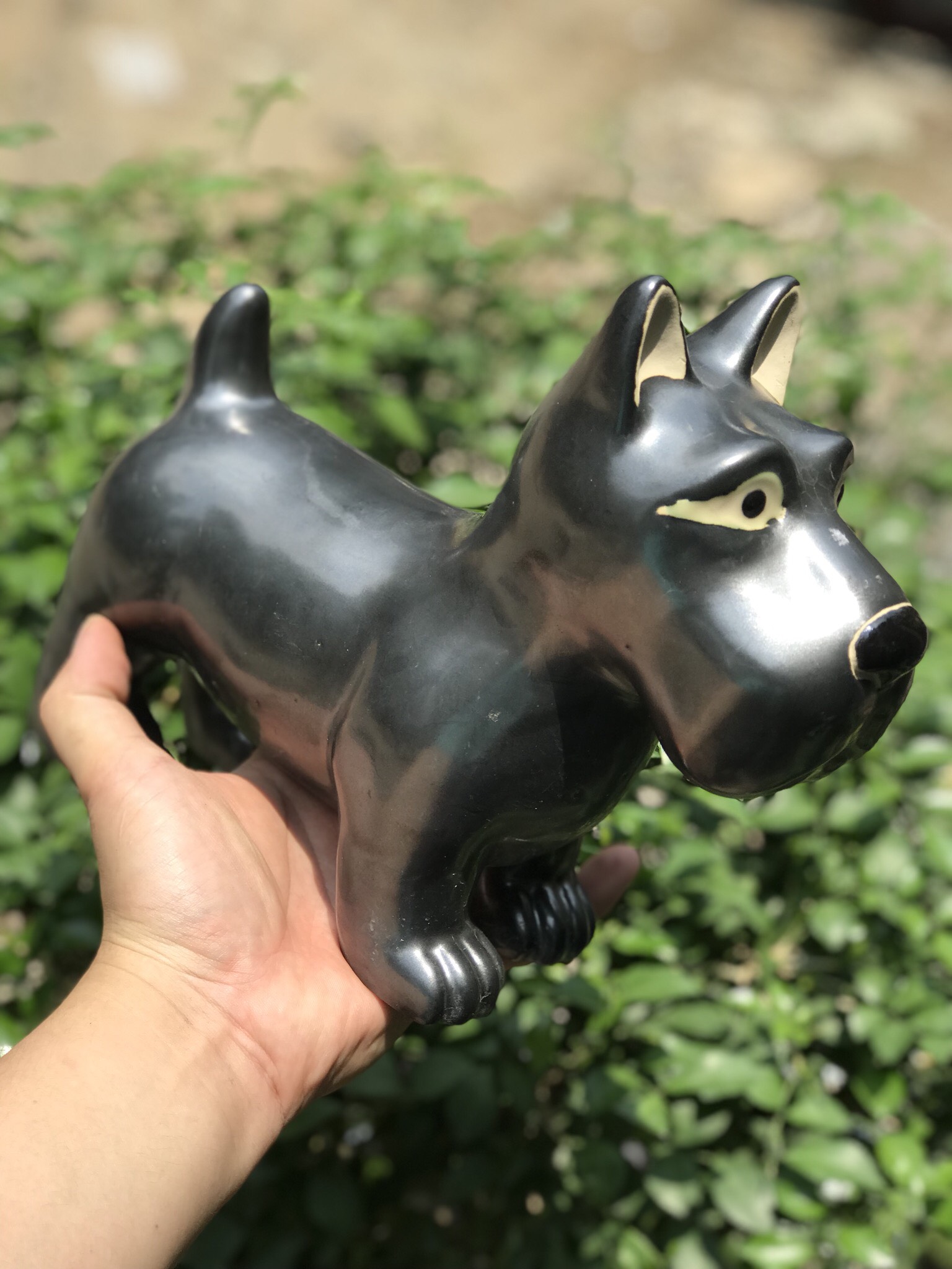 Gốm sứ trang trí hình con chó mực