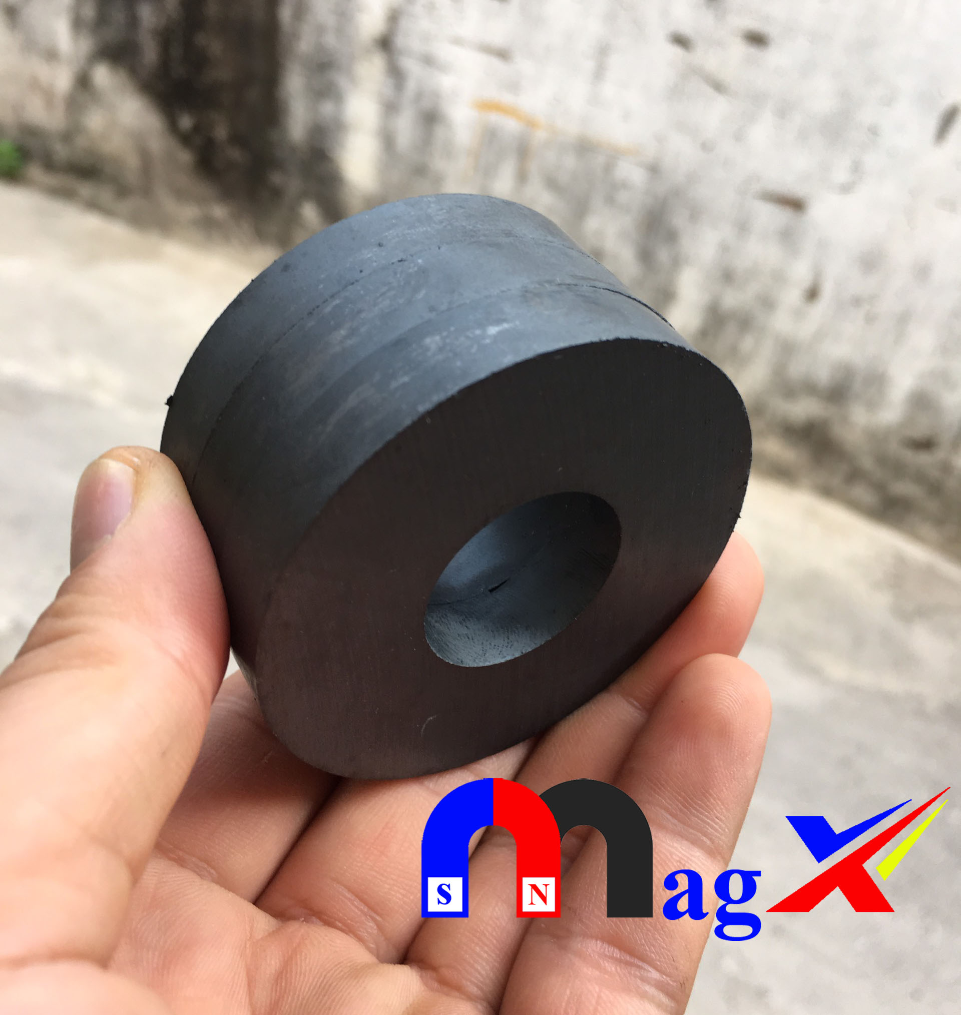 Nam Châm Ferrite Ø 60x10 Lỗ 24 - Nam Châm Đen Y30