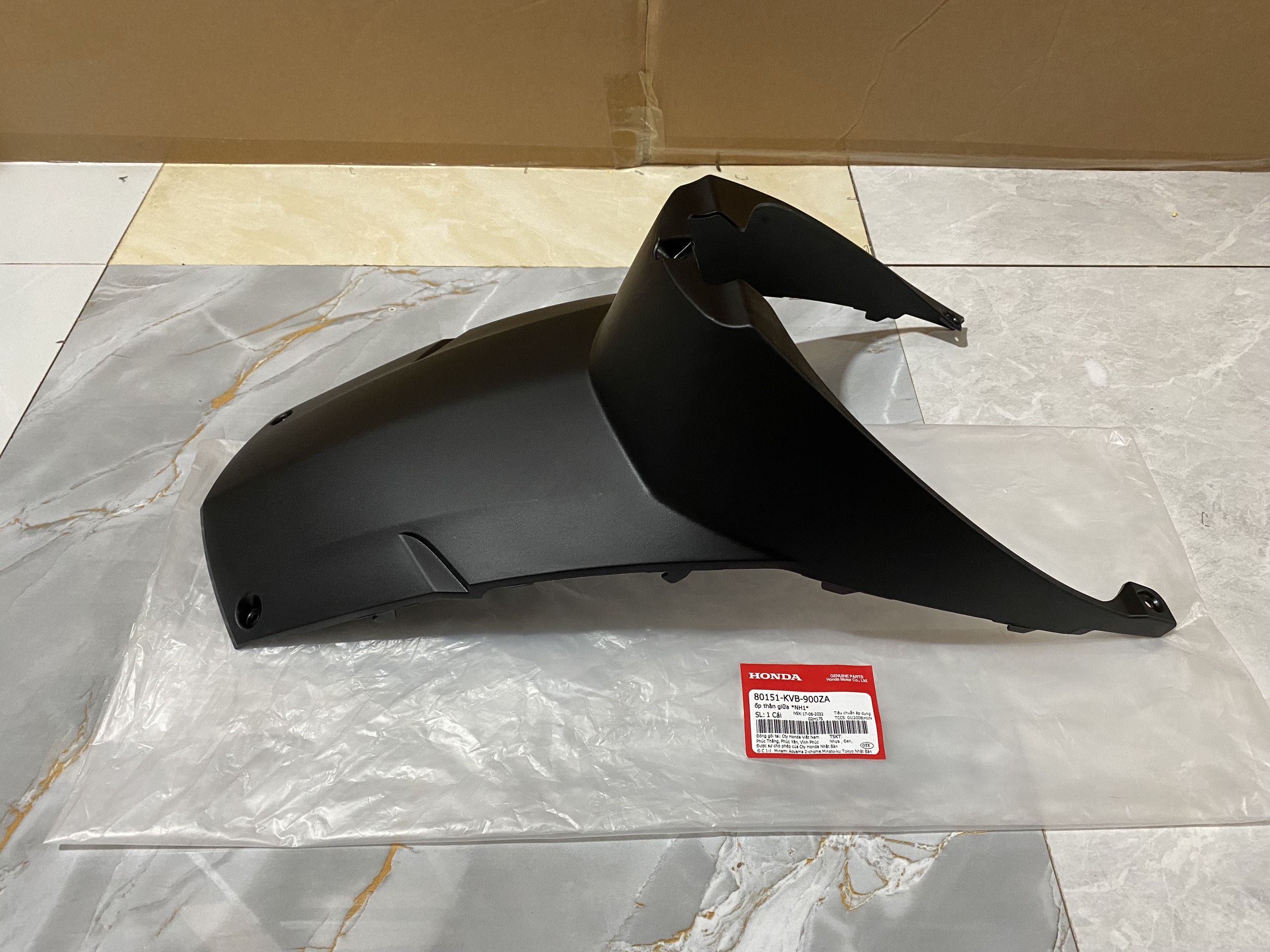 Ốp thân giữa Click 110 màu đen *NH1* (80151KVB900ZA)