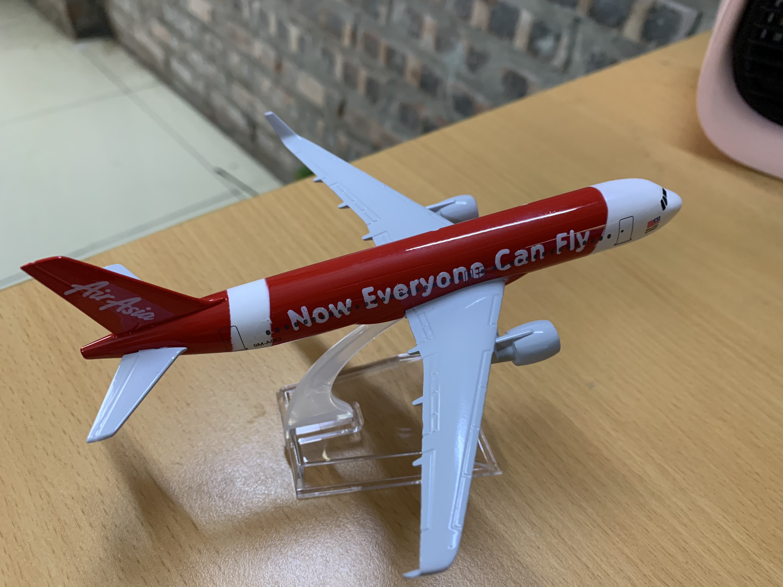 Mô hình máy bay Air Asia 16cm +đế trưng bày