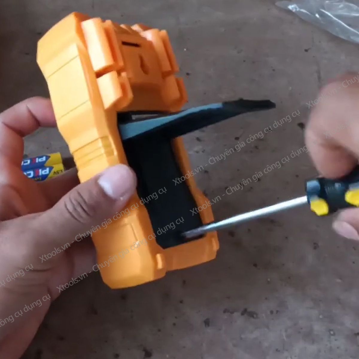 Đồng hồ đo điện vạn năng INGCO DM200 Đồng hồ đa năng Màn hình LCD 1999 số đếm. có đèn nền XTOOLs