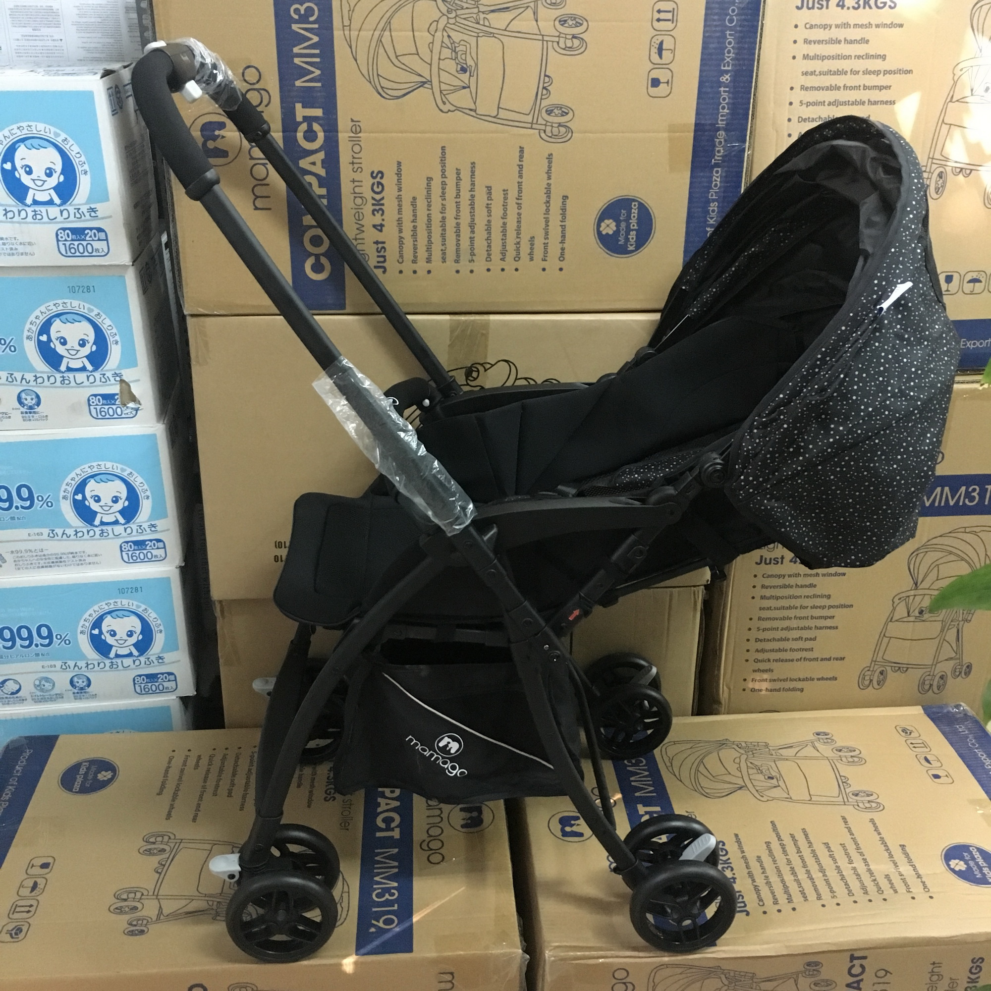 Xe đẩy em bé Kids Plaza Compact 319  (tên cũ Mamago Compact 319) màu đen