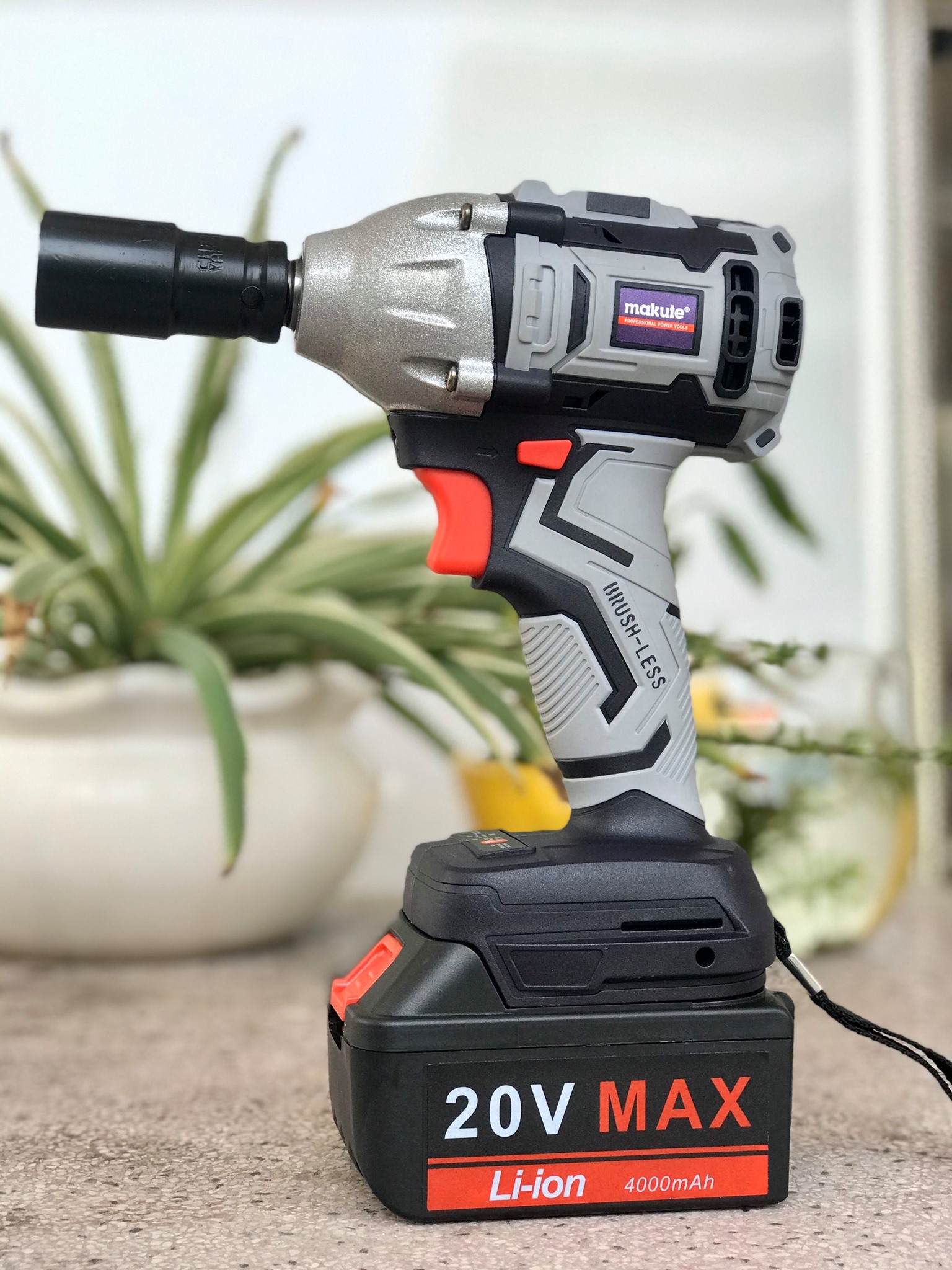 Máy vặn bu lông dùng pin MAKUTE 20V CW001