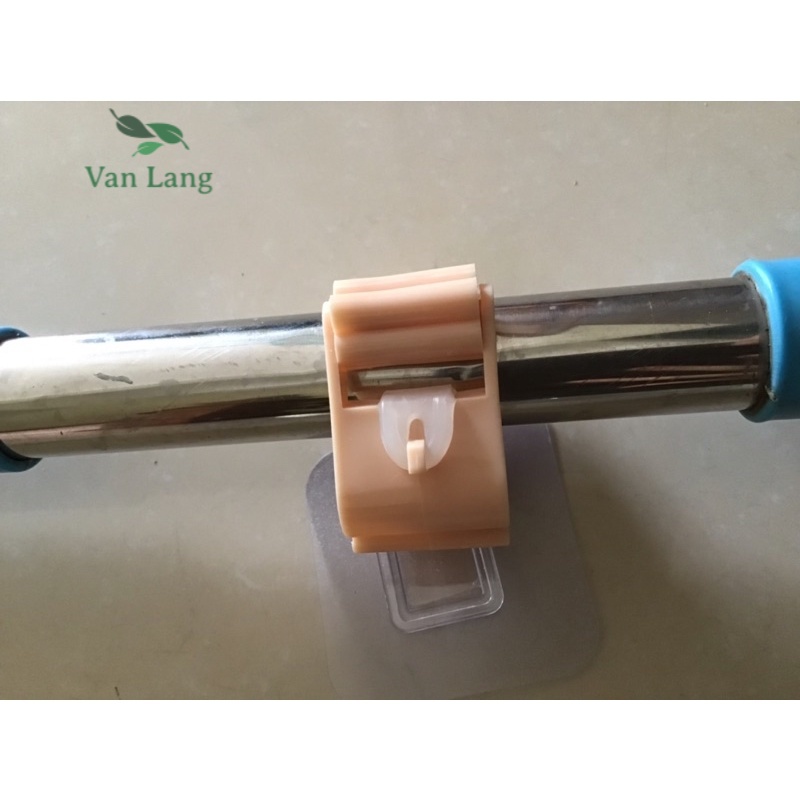 Kẹp chổi dán tường chắc chắn tiện dụng