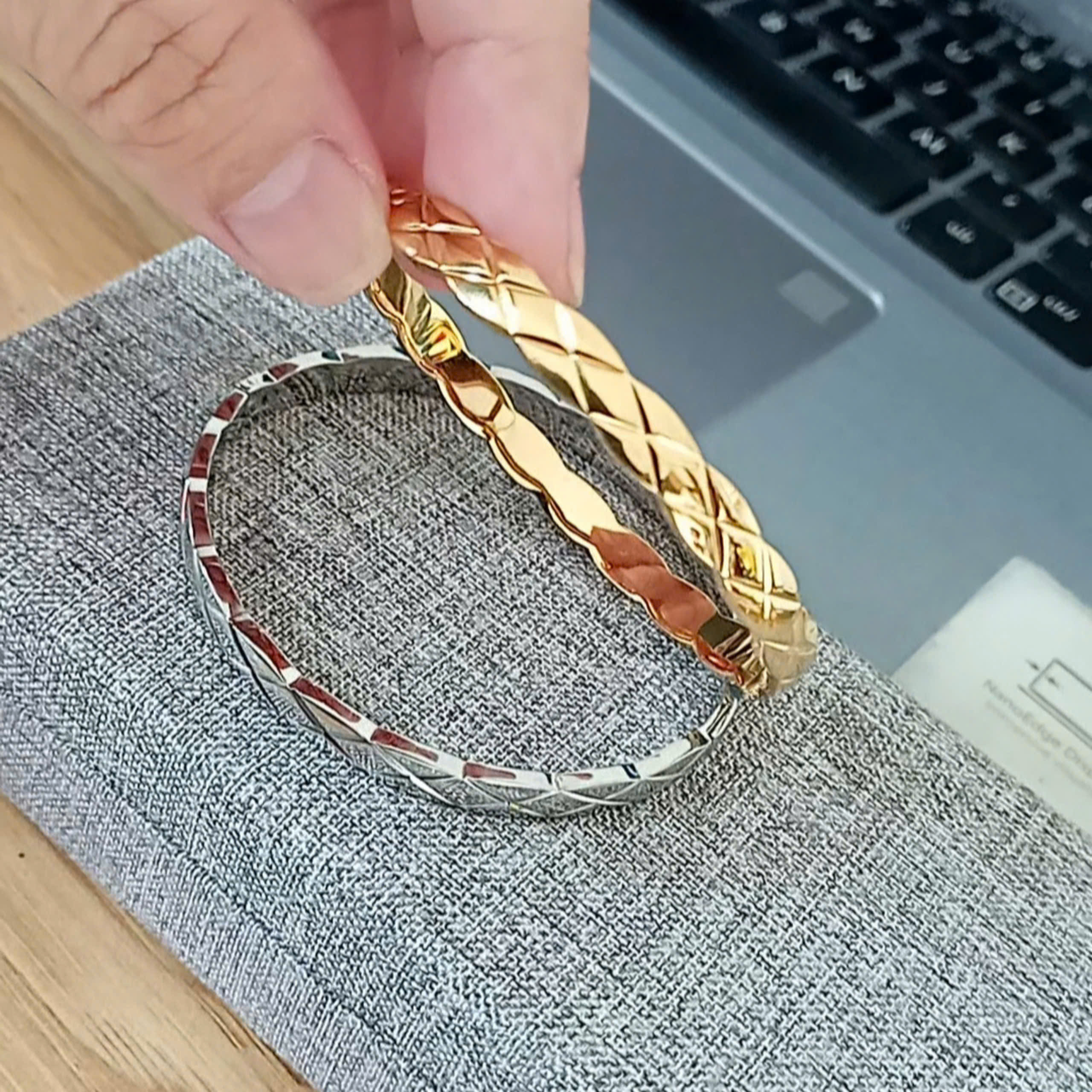 VÒNG TAY TITAN CHẠM KIỂU