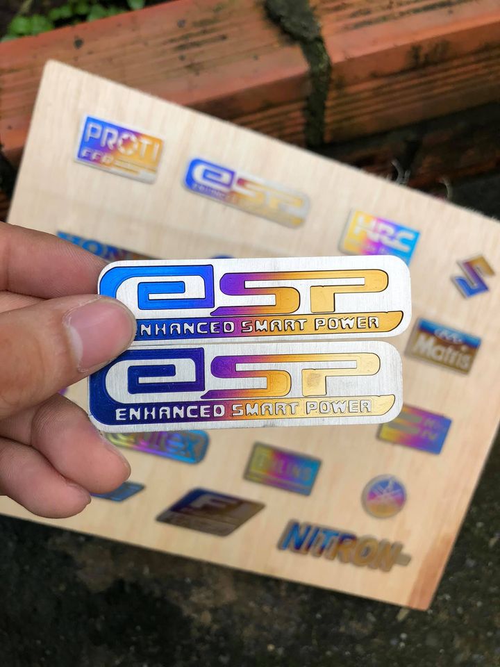 Tem titan logo cnc có sẵn keo dán