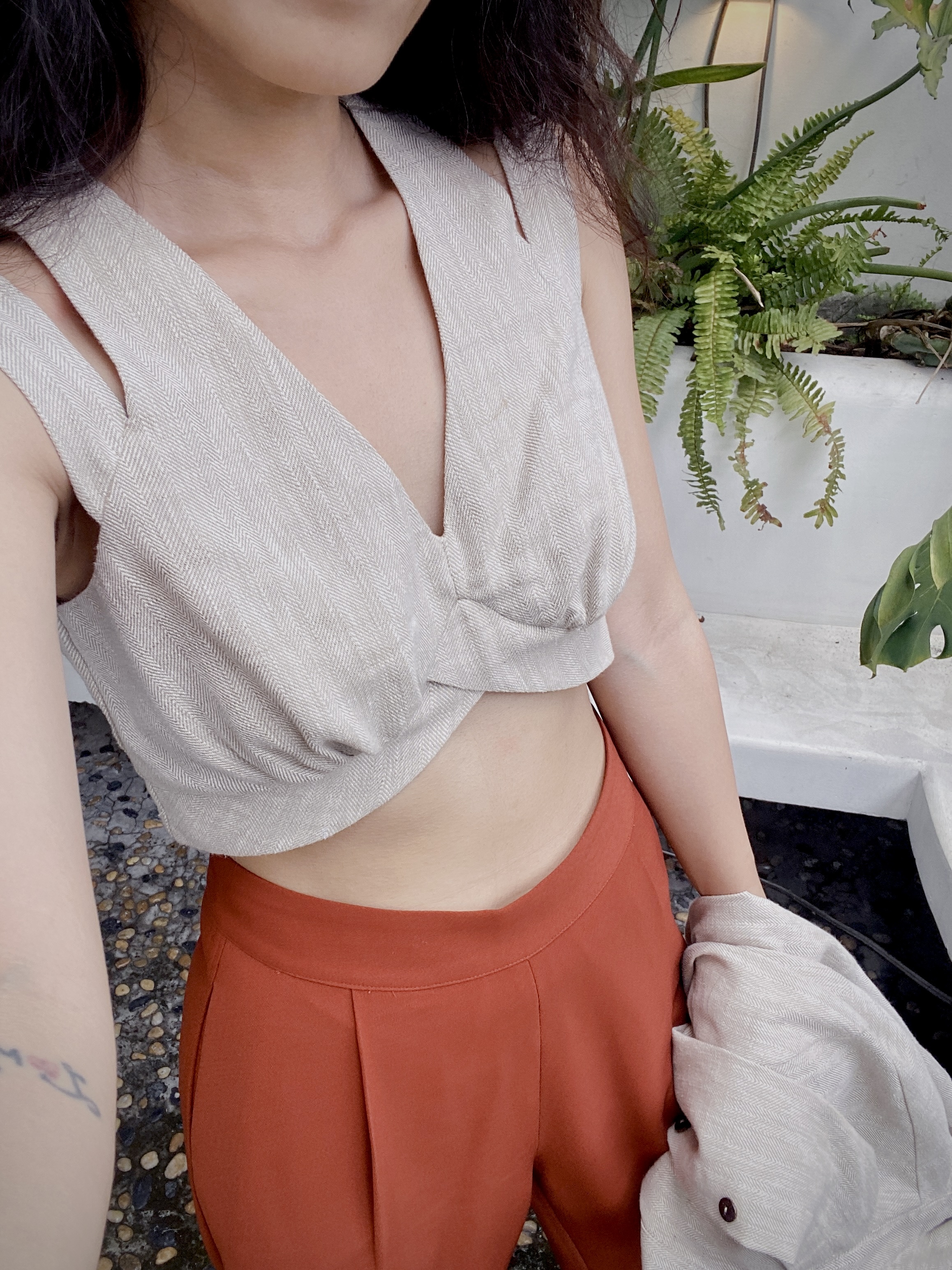 [NHẬP MÃ NOVFALAZSOCIAL02 GIẢM 40K ĐƠN 199K  ] Áo kiểu crop MAYBI bố dệt nâu