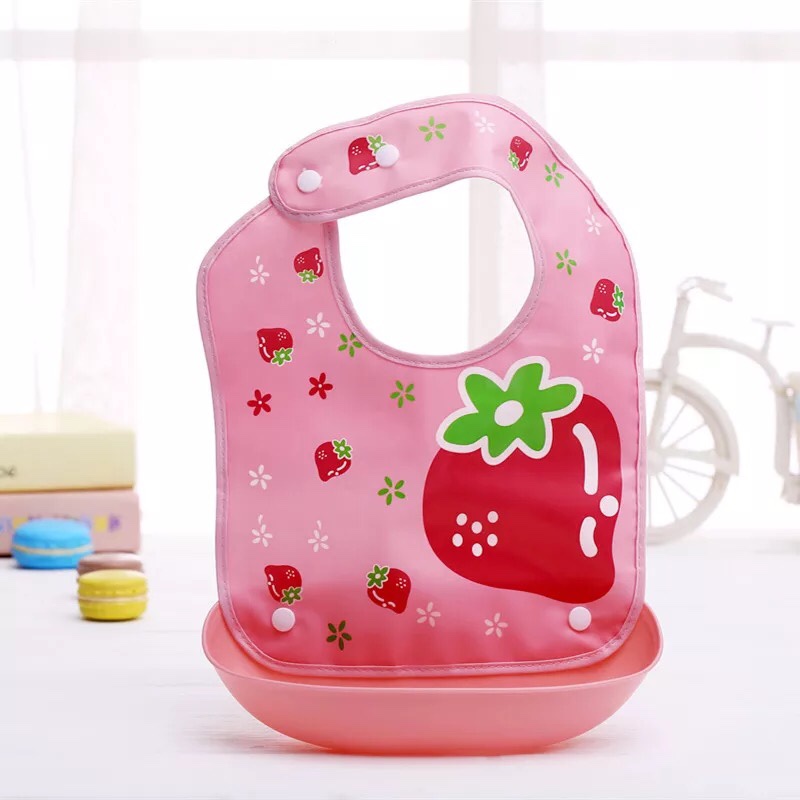Yếm ăn dặm có máng hứng đồ ăn.