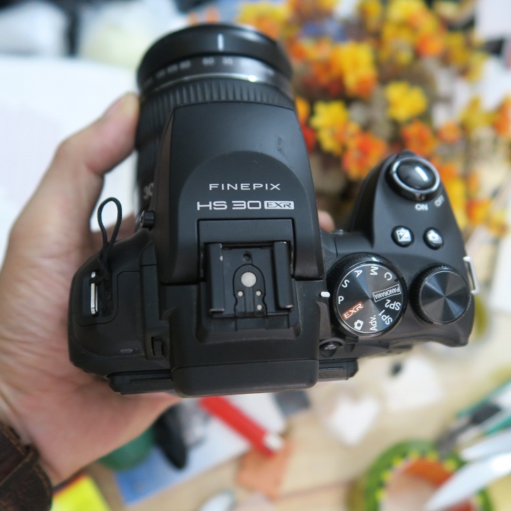 Máy ảnh Fujifilm Pinepix HS30 EXR compact cao cấp của Fujifilm quay chụp