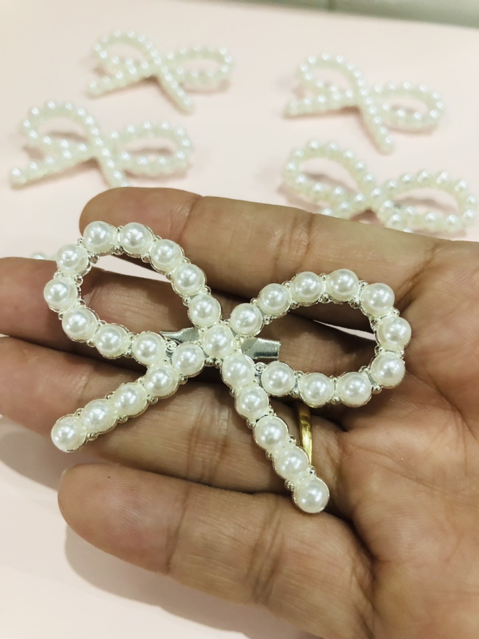 Cài áo nơ phối hạt. Ngang 6cm