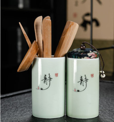 Hộp sứ đựng chè và dụng cụ pha trà