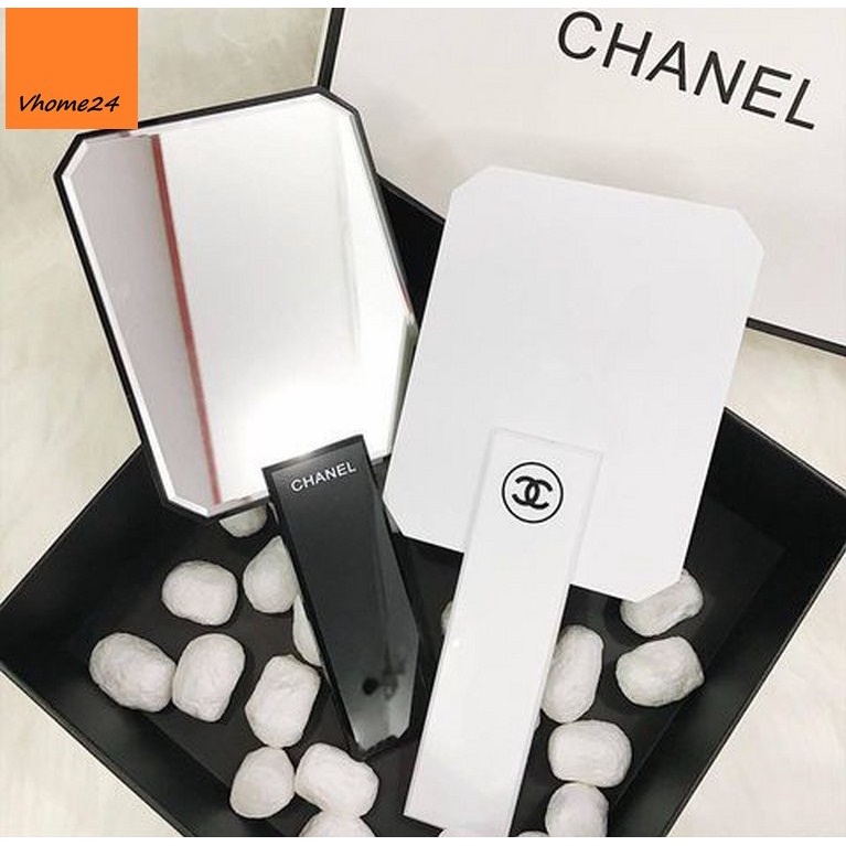 Gương soi cầm tay Chanel màu trắng